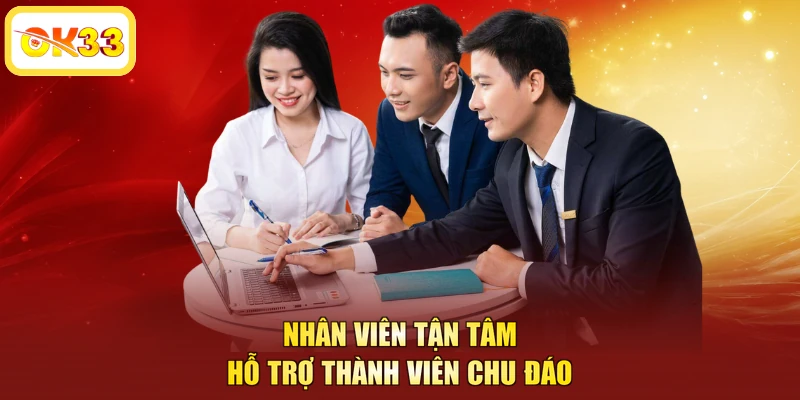 Nhân viên tận tâm hỗ trợ thành viên chu đáo